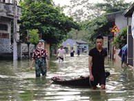 Hà nội: Ngập lụt, hàng nghìn người dân ăn mì tôm qua ngày