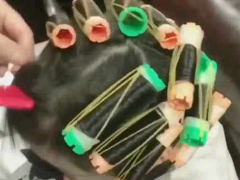 Bé 6 tuổi sốt cao, bác sĩ phán bạch cầu vì mẹ ham nhuộm tóc con để bán hàng online