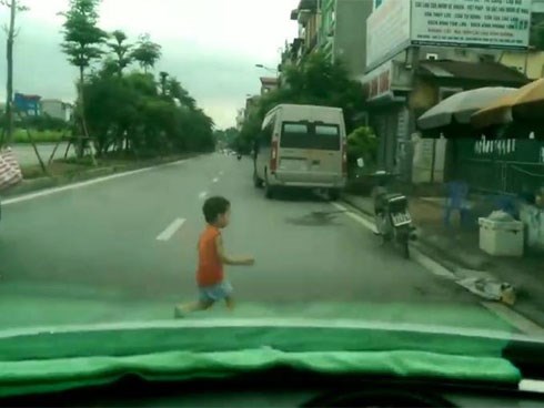 Clip: Cậu bé lao sang đường đột ngột suýt bị ô tô tông trúng khiến ai nhìn cũng thót tim