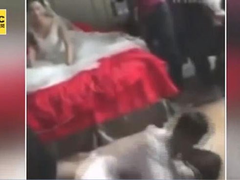 Chú rể sàm sỡ phù dâu trong phòng tân hôn, cô dâu vẫn vui vẻ ngồi trên giường cười