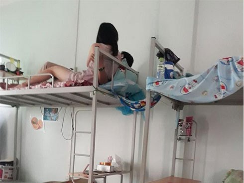 Thân mật quá mức khi nằm trong phòng kí túc xá, cặp nam nữ khiến người xem phẫn nộ