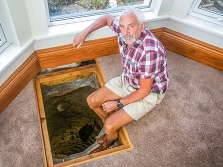Anh: Người đàn ông suốt 6 năm đào tìm kho báu trong nhà mình