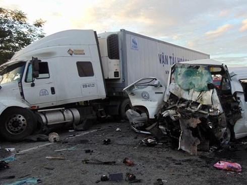 Tiết lộ nguyên nhân ban đầu khiến 13 người tử vong trên xe rước dâu ở Quảng Nam