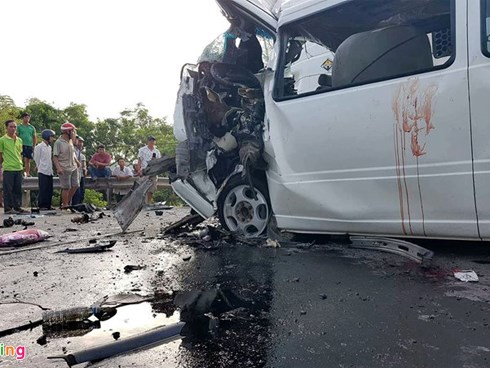 Tài xế xe đầu kéo phát hiện ôtô rước dâu loạng choạng trước tai nạn