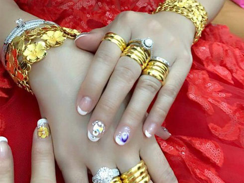 Bất chấp thủ đoạn để được ra ở riêng, ngày bố chồng đưa chiếc thẻ con dâu mới sững người-4