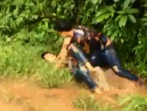 Hai chàng trai đánh nhau giữa đường mưa bẩn vì cùng bị một cô gái 'cắm sừng'