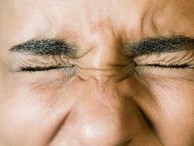Tới gặp bác sĩ ngay nếu bạn bị đau mắt kèm theo những triệu chứng này