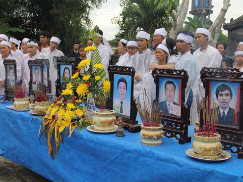 Vụ tai nạn thảm khốc 13 người chết: Áo tang trắng vùng quê nghèo miền Trung