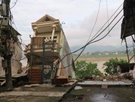 Nhà cao tầng đổ nhào xuống sông Đà: Sơ tán dân khẩn cấp