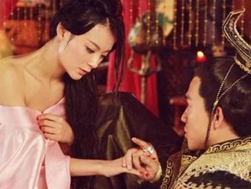 Hoàng đế dâm loạn một cách quái đản, bắt vợ khoả thân cho thiên hạ cùng chiêm ngưỡng