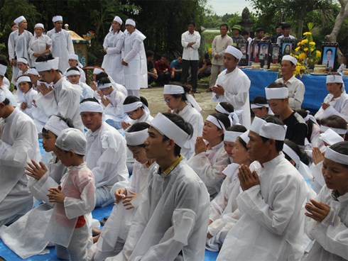 Ngày hỷ thành đại tang ở nơi có 13 người chết: Tình người nơi xóm nghèo