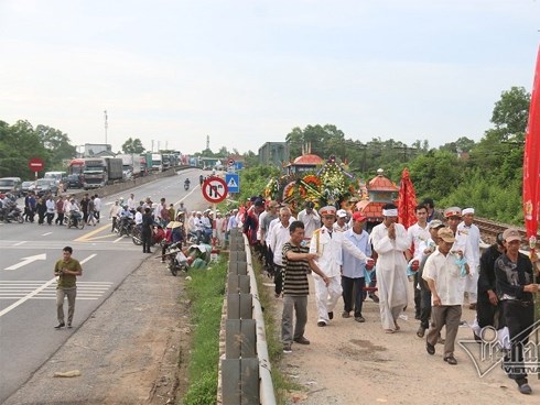 Tai nạn ở Quảng Nam: Trăm ô tô nhường đường xe tang 4 nạn nhân đầu tiên