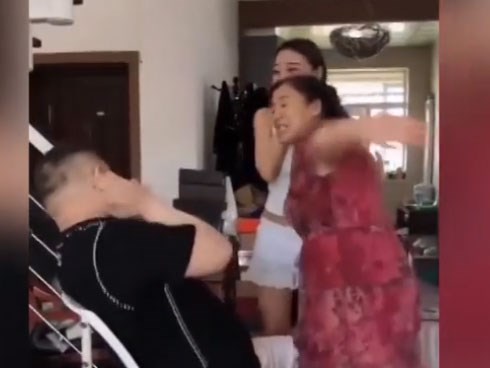 Là đàn ông, khổ nhất mẹ cùng phe với vợ