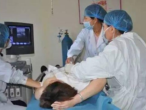 Người phụ nữ khốn khổ ngủ nghiêng vì ngực bên bé, bên to gấp 5 lần-3