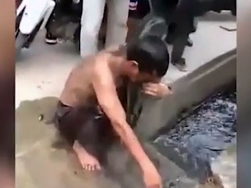 Dân làng thi nhau dội nước cống lên đầu cặp đôi ngoại tình