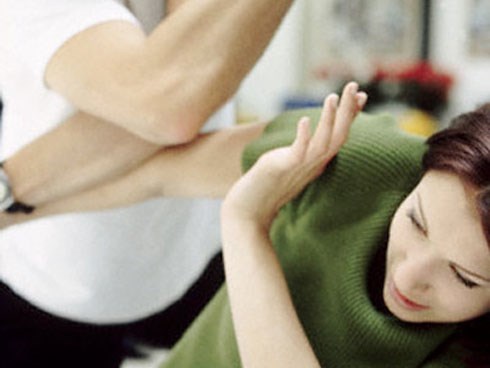 Chỉ vì một câu nói của mẹ, chồng nghi ngờ tôi ngoại tình rồi lao vào đánh vợ ngã dúi dụi