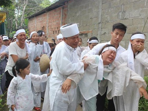 Đám tang 7 nạn nhân vụ tai nạn ở Quảng Nam: Nhói lòng con trẻ ngất lịm tiễn cha