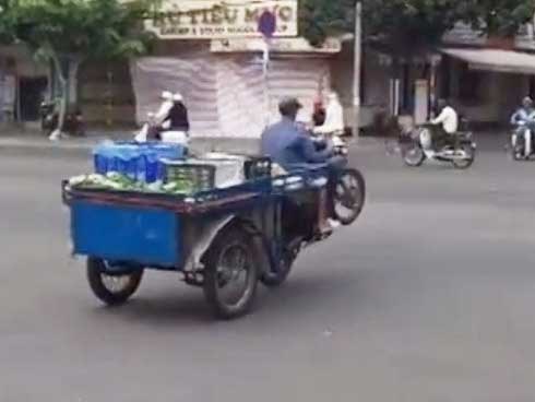 Chàng thanh niên bán hoa quả bốc đầu xe khi sang đường
