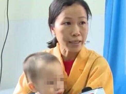 Bé trai tím tái người, nguy kịch vì hóc hạt nhãn