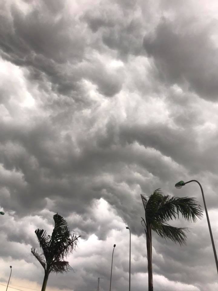 Nét mê hoặc của mây đen cảm nhận như một bản nhạc u buồn đầy cảm xúc. Bức tranh thời tiết mùa thu rực rỡ với những đám mây đen bao phủ trời xanh sẽ khiến bạn say mê ngay từ cái nhìn đầu tiên.