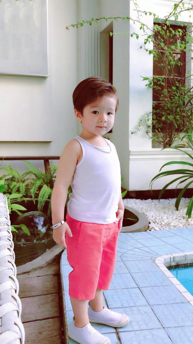 Con trai lai Tây của Elly Trần lại gây sốt dân mạng vì thần thái điềm đạm như hoàng tử-7