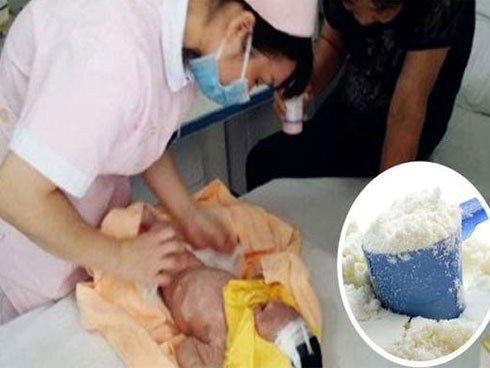 Bé gái suýt mất mạng vì bà tiếc tiền mua sữa mà cho ăn theo cách 