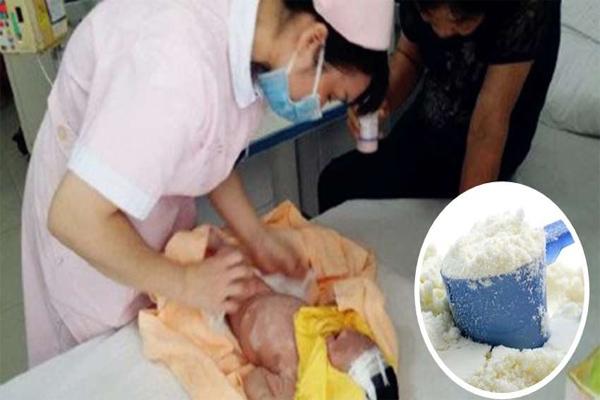 Bé gái suýt mất mạng vì bà tiếc tiền mua sữa mà cho ăn theo cách chết người-1