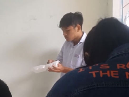 Nam sinh lén lút ngồi ăn vụng trong lớp, nhưng thông minh đến mức giáo viên nếu bắt được cũng phải ngợi khen IQ thượng thừa-4