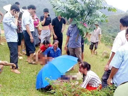 Chụp ảnh cạnh bờ suối, cô giáo và bạn học trượt chân ngã tử vong