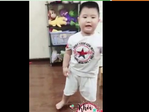 Cậu bé từng bị 'chị Google' dọa sợ xanh mặt hóa siêu nhân nhảy 'Gangnam style' cực ngầu