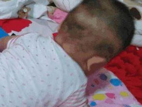 Nhờ bà chăm cháu 1 tháng, mẹ trẻ hoảng sợ khi nhìn thấy mặt con