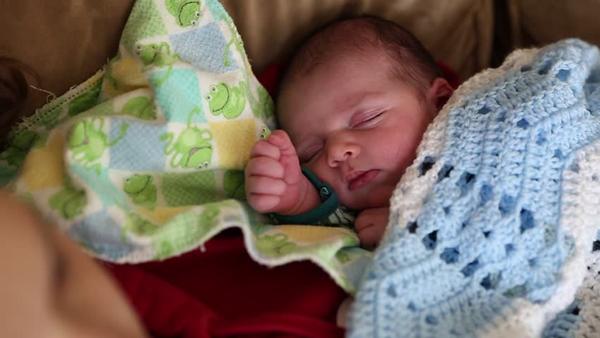 Nhờ bà chăm cháu 1 tháng, mẹ trẻ hoảng sợ khi nhìn thấy mặt con-1