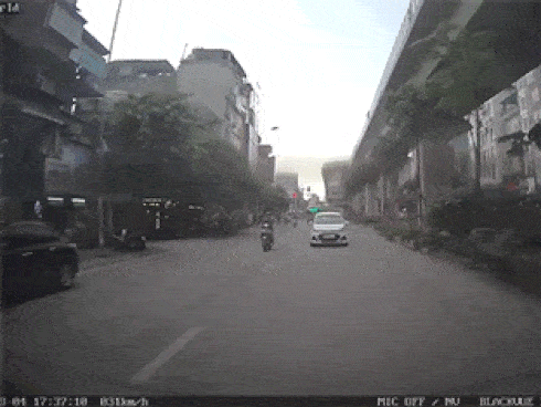 Lái xe 'điên' đâm va hàng loạt người đi đường từ phố Hoàng Cầu tới đường Hoàng Đạo Thúy