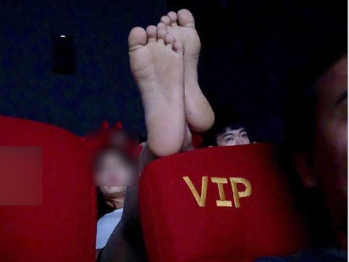 Cô gái hồn nhiên mặc quần ngắn, gác cả 2 chân lên ghế trước trong rạp chiếu phim khiến bao người ngán ngẩm