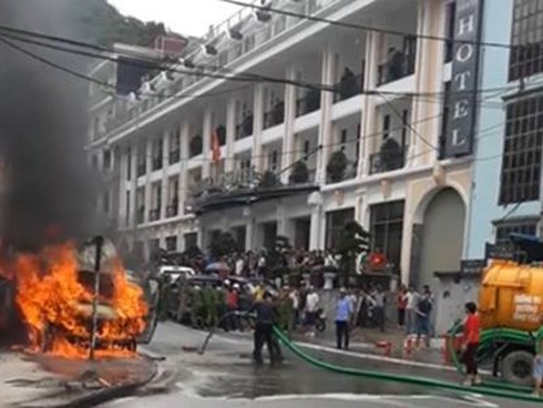 Sa Pa: Phun cả xe hút bể phốt cứu ô tô đang cháy ngùn ngụt