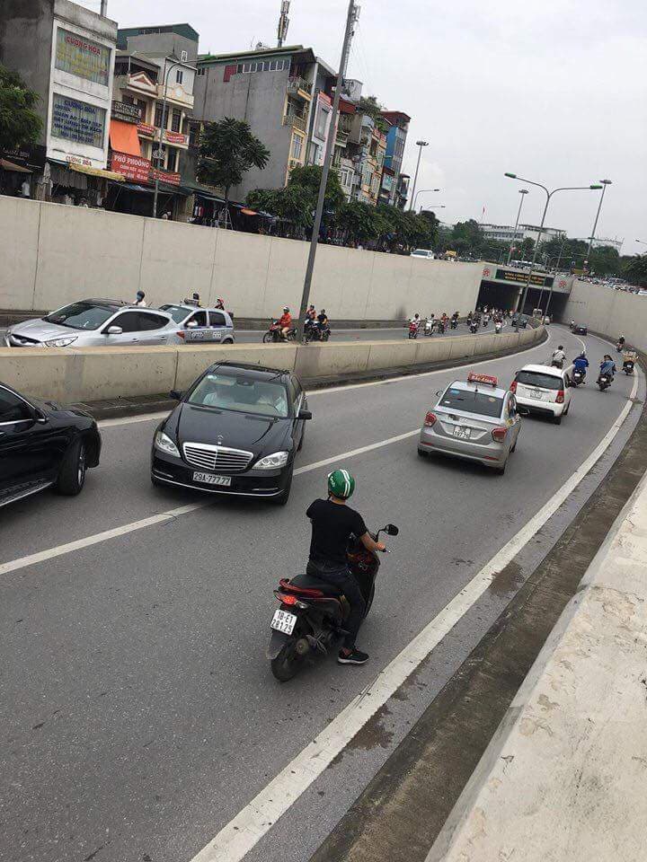 Truy tìm tài xế Mercedes biển ngũ quý chạy ngược chiều hầm Kim Liên-1