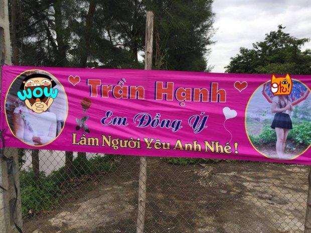 Chàng trai lầy lội mang băng rôn, biểu ngữ in hình bạn gái đến trước cổng nhà để tỏ tình-1
