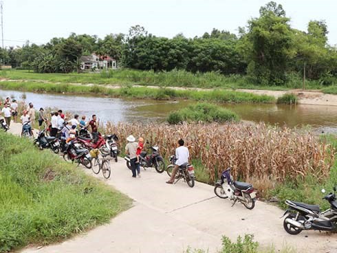 Nghi bé trai rơi xuống suối, hơn 100 người dùng lưới tìm kiếm