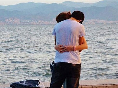Mẹ 3 con sôi máu vì chồng đưa đi du lịch cùng công ty vẫn thản nhiên ôm nhân viên trẻ đẹp, hội chị em nhao nhao hiến kế