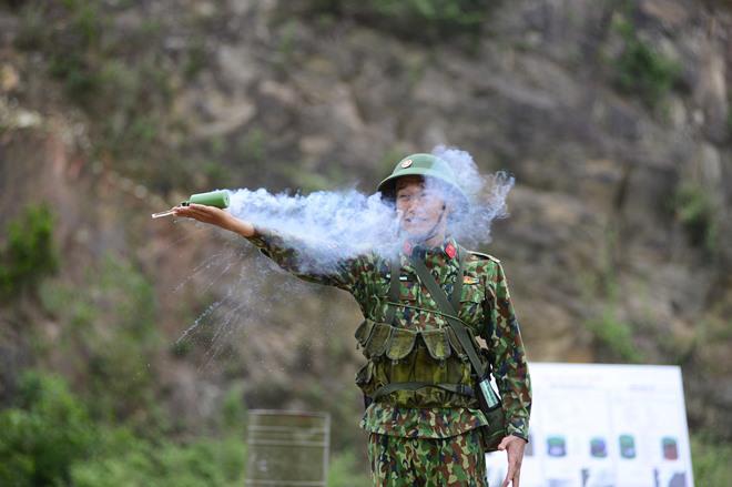 Sao Nhập Ngũ: Mr Cần-Trô Xuân Nghị và các tân binh hoảng hồn ném lựu đạn, dập lửa-3