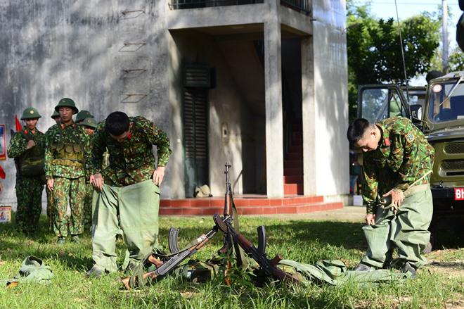 Sao Nhập Ngũ: Mr Cần-Trô Xuân Nghị và các tân binh hoảng hồn ném lựu đạn, dập lửa-9