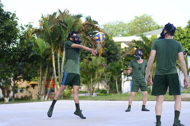 Sao Nhập Ngũ: Mr Cần-Trô Xuân Nghị và các tân binh hoảng hồn ném lựu đạn, dập lửa-10