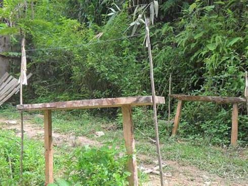 Kinh hoàng hủ tục treo người chết trên đỉnh Tà Xi Láng