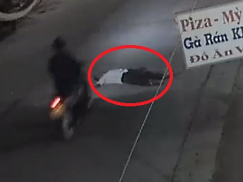 Clip: Vô cớ nằm giữa đường khi trời tối, bị xe máy cán qua ngực thảm khốc