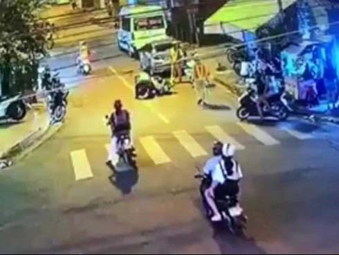 CSGT bị người vi phạm đánh ngay giữa phố