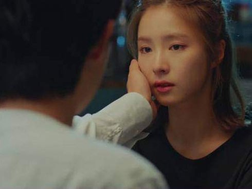 Thấy chồng mỗi chiều đều lén tự giặt đồ, vợ dõi theo để rồi bật khóc khi biết sự thật