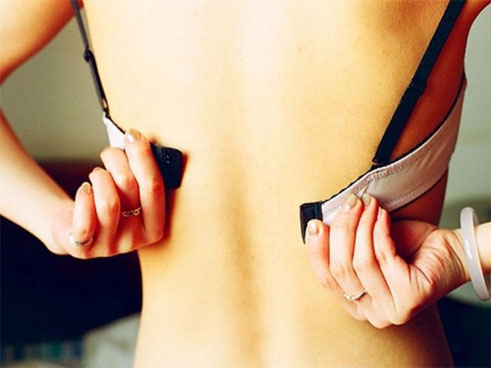 Thấy lỗ nhỏ trong ổ điện của căn nhà thuê nửa năm, cặp vợ chồng phát hiện điều khủng khiếp-3