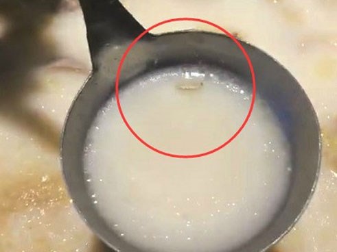 Khách thấy giòi trong đồ ăn, cửa hàng chống chế: Là vật lạ nhưng chưa chắc đã là giòi