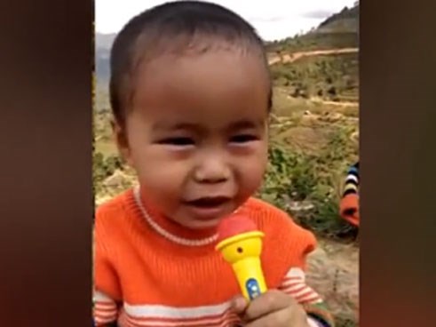 Cậu bé chưa nói sõi nhưng hát bolero khiến dân mạng thích thú