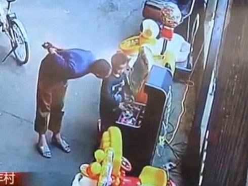 Video kẻ xấu ngang nhiên bắt cóc trẻ con giữa phố đông